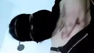 تمارس عادة سرية على الايباد وكسها منفوخ وحلمات لزها منتقبة من الشهوة