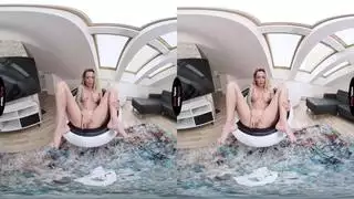 تدليك الكريم في ثدييها وفرجها
