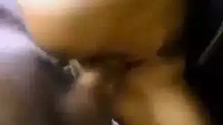 شباب عدة يضربون فتاة متعبة في مشهد عنيف