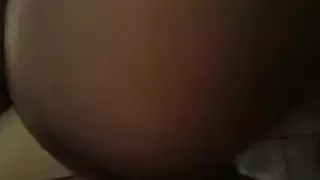 حصان ينك بقوة وخشونة