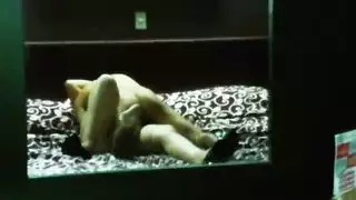 حصان يركب فرسه المستسلمة