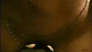 الأب الناضج يضرب الفتاة الصغيرة في مشهد إباحي صريح