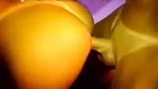 ربة منزل مثارة تفرك فرجها المبلل على الأثاث