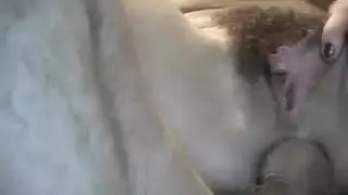 تمص قضيباً ضخماً حتى يقذف في فمها