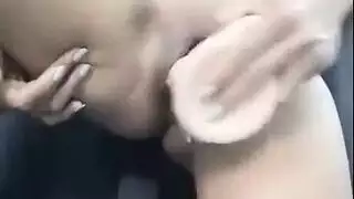 الشابة الجميلة تتشقق بسهولة