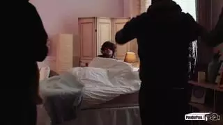 هذه الفتاة المثيرة تصر على ممارسة آمنة قبل الركوب