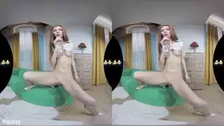 مكممة بديلدو وهي تدفع آخر في فرجها المبلل