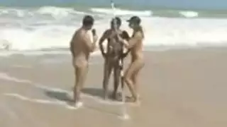 أوجي على الشاطئ بدون واقي: لا بطاقة مطلوبة، فقط جنس قاسٍ