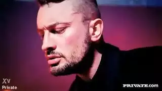 سمراء ممتلئة الجسم بمؤخرة ضخمة تتعرض للضرب في مشهد إباحي
