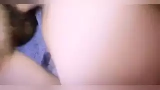 مللت على الدرج، فبدأت تلعب بكسي