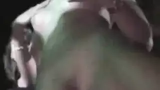 شقراء كبيرة الصدر تتفجر برية في أداء جنسي مباشر