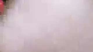 المرة الأولى لربة منزل إسبانية في جلسة جنس جماعي صارخة