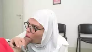 ضربة علنية: قضيب مجهول لهذا الفرج العربي