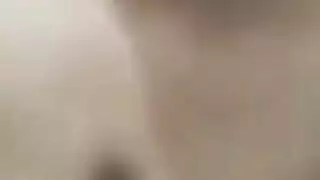الفتاة الجنوب آسيوية الساخنة تصبح عارية ومستعدة للجنس الشرجي