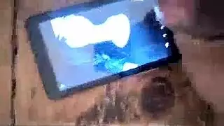 امرأة سمراء رائعة، آني لي حصلت على جرعةها اليومية من اللعنة في سريرها قبل أن تحصل على شاعر المليون