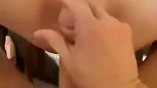 تبلع سائله بينما يضرب مهبلها الضيق
