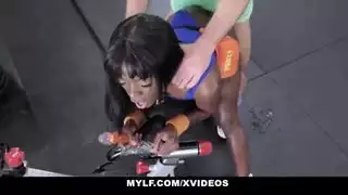 جلسة إكس إكس إكس في الصالة: قضيب شاحب عميق في فرج داكن