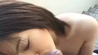 تمص رجل جديد في مكان عام محفوف بالمخاطر