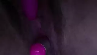 وقت النوم بالإصبع: مداعبة كسها الضيق حتى تغفو