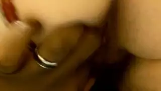 امرأة بيضاء ذات مؤخرة ضخمة في ثونغ أسود فيلم إباحي كامل
