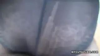 استمناء على قضيب متماسك يجعلها تندفع سوائل في نشوة