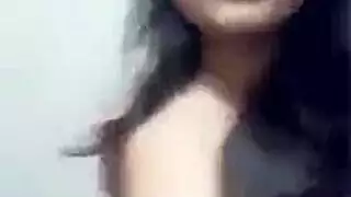 تنطر المغني من كسها