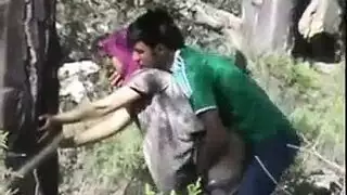 إنهاء مزدوج على الوجه: مرح الزوجين في غرفة التخزين