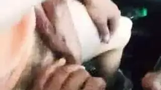 خبيرة روسية سمراء كبيرة الصدر ترضي شابًا مثيرًا