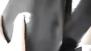 ممثلة إباحية باللاتكس تمارس الجنس الحنجري مع نائب الرئيس
