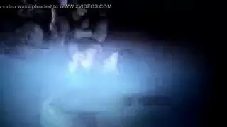 حمام سباحة صغير وامرأة جميلة
