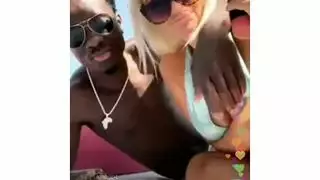 بنات يسبحن معا