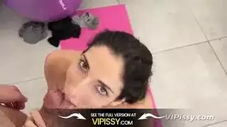 سمراء ساخنة تتصرف كعاهرة في مشهد بورن صريح