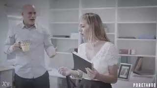 شقراء ذات أثداء صغيرة تتردد ثم تستسلم لمص قضيبه