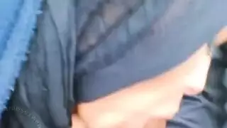 بورن عربي: بنت محجبة تلتهم قضيب حبيبها في السيارة