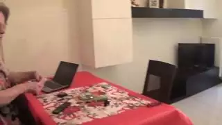 الأم والأب يضبطانا نصور محتوى xxx خام