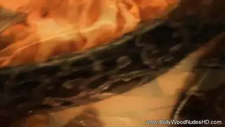 هذه السمراء الشهوانية تريد قضيبك الآن