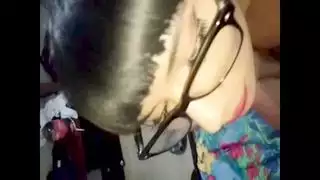رجل ثري يضرب كساً فضفاضاً في مشهد إباحي صريح