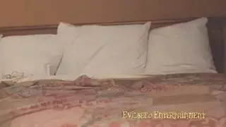 امرأة جامحة تفقد صوابها على قضيب صلب ضخم