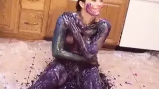 دققت فرجها المتدفق طوال الليل