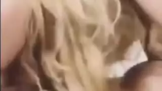 فتاة شقراء تأخذ قضيب المصري في مشهد إباحي عنيف