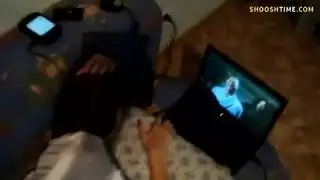 انقسام الانتباه: قضيبوه وعينيها على الشاشة