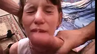 الاستمناء في مؤخرتي يجعلني أنين بصوت عال
