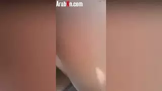 فتاة مغربية متهتكة تأخذ شرجًا قاسيًا في مستودع فارغ