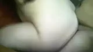 مشهد لطلقات من الخلف لعمة عربية ذات منحنيات