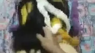 فتاتان تسيطران على صديقهما النحيف في مشهد صريح