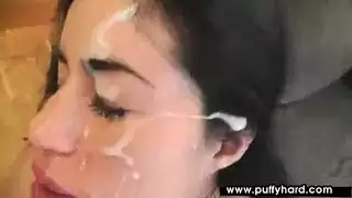 ضابط في الزي الرسمي يستسلم لعملية مص عميقة