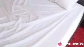 تلميع وجهها الجميل ثم تدمير مهبلها المبلل