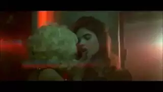 ثلاثي مثلي يضم فتيات بمؤخرات كبيرة