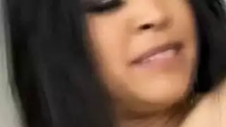 لطيف الآسيوية الولد الهزات قبالة صاحب الديك الثابت و