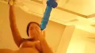 فتاة هواة ساخنة تُبخر فرجها أثناء ركوب دسار زجاجي